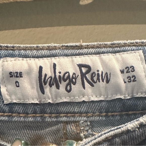 Women’s distressed jeans - Picture 3 of 3